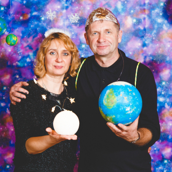 Līgo iesvētības. Pilnīgs kosmoss. - Ar lidojumam labvēlīgu laiku ir pacēlies Līgo iesvētību kosmosa kuģis un uzņemti jaunie Līgo biedri.
Pirmo reizi Jānis Purviņš pasniedza ceļojošās balvas - dzīvības koka auseklīšus - četrās nominācijās:

> Labākā dejotāja Agnese Ļebedina
> Labākais dejotājs Andis Lagzdiņš
> Gada pārsteigums Roberts Zvīdris
> Līgo dvēsele Dārta Apsīte