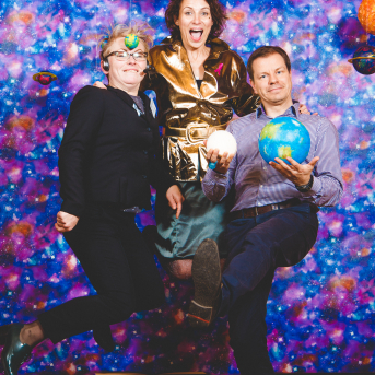 Līgo iesvētības. Pilnīgs kosmoss. - Ar lidojumam labvēlīgu laiku ir pacēlies Līgo iesvētību kosmosa kuģis un uzņemti jaunie Līgo biedri.
Pirmo reizi Jānis Purviņš pasniedza ceļojošās balvas - dzīvības koka auseklīšus - četrās nominācijās:

> Labākā dejotāja Agnese Ļebedina
> Labākais dejotājs Andis Lagzdiņš
> Gada pārsteigums Roberts Zvīdris
> Līgo dvēsele Dārta Apsīte