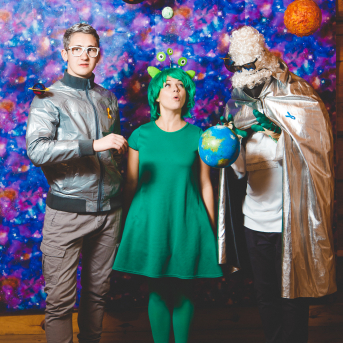 Līgo iesvētības. Pilnīgs kosmoss. - Ar lidojumam labvēlīgu laiku ir pacēlies Līgo iesvētību kosmosa kuģis un uzņemti jaunie Līgo biedri.
Pirmo reizi Jānis Purviņš pasniedza ceļojošās balvas - dzīvības koka auseklīšus - četrās nominācijās:

> Labākā dejotāja Agnese Ļebedina
> Labākais dejotājs Andis Lagzdiņš
> Gada pārsteigums Roberts Zvīdris
> Līgo dvēsele Dārta Apsīte