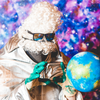 Līgo iesvētības. Pilnīgs kosmoss. - Ar lidojumam labvēlīgu laiku ir pacēlies Līgo iesvētību kosmosa kuģis un uzņemti jaunie Līgo biedri.
Pirmo reizi Jānis Purviņš pasniedza ceļojošās balvas - dzīvības koka auseklīšus - četrās nominācijās:

> Labākā dejotāja Agnese Ļebedina
> Labākais dejotājs Andis Lagzdiņš
> Gada pārsteigums Roberts Zvīdris
> Līgo dvēsele Dārta Apsīte