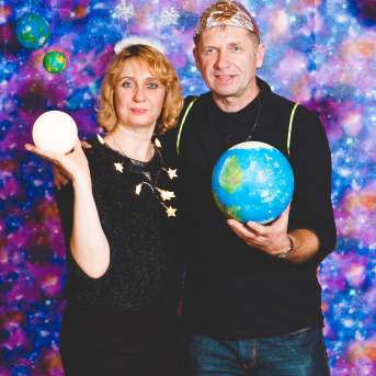 Līgo iesvētības. Pilnīgs kosmoss. - Ar lidojumam labvēlīgu laiku ir pacēlies Līgo iesvētību kosmosa kuģis un uzņemti jaunie Līgo biedri.
Pirmo reizi Jānis Purviņš pasniedza ceļojošās balvas - dzīvības koka auseklīšus - četrās nominācijās:

> Labākā dejotāja Agnese Ļebedina
> Labākais dejotājs Andis Lagzdiņš
> Gada pārsteigums Roberts Zvīdris
> Līgo dvēsele Dārta Apsīte