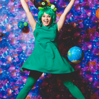 Līgo iesvētības. Pilnīgs kosmoss. - Ar lidojumam labvēlīgu laiku ir pacēlies Līgo iesvētību kosmosa kuģis un uzņemti jaunie Līgo biedri.
Pirmo reizi Jānis Purviņš pasniedza ceļojošās balvas - dzīvības koka auseklīšus - četrās nominācijās:

> Labākā dejotāja Agnese Ļebedina
> Labākais dejotājs Andis Lagzdiņš
> Gada pārsteigums Roberts Zvīdris
> Līgo dvēsele Dārta Apsīte