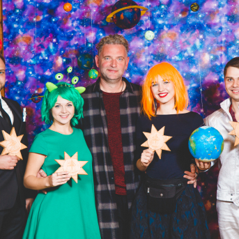 Līgo iesvētības. Pilnīgs kosmoss. - Ar lidojumam labvēlīgu laiku ir pacēlies Līgo iesvētību kosmosa kuģis un uzņemti jaunie Līgo biedri.
Pirmo reizi Jānis Purviņš pasniedza ceļojošās balvas - dzīvības koka auseklīšus - četrās nominācijās:

> Labākā dejotāja Agnese Ļebedina
> Labākais dejotājs Andis Lagzdiņš
> Gada pārsteigums Roberts Zvīdris
> Līgo dvēsele Dārta Apsīte