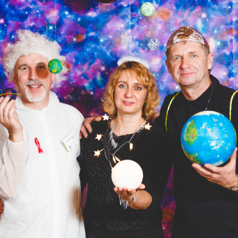 Līgo iesvētības. Pilnīgs kosmoss. - Ar lidojumam labvēlīgu laiku ir pacēlies Līgo iesvētību kosmosa kuģis un uzņemti jaunie Līgo biedri.
Pirmo reizi Jānis Purviņš pasniedza ceļojošās balvas - dzīvības koka auseklīšus - četrās nominācijās:

> Labākā dejotāja Agnese Ļebedina
> Labākais dejotājs Andis Lagzdiņš
> Gada pārsteigums Roberts Zvīdris
> Līgo dvēsele Dārta Apsīte