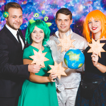 Līgo iesvētības. Pilnīgs kosmoss. - Ar lidojumam labvēlīgu laiku ir pacēlies Līgo iesvētību kosmosa kuģis un uzņemti jaunie Līgo biedri.
Pirmo reizi Jānis Purviņš pasniedza ceļojošās balvas - dzīvības koka auseklīšus - četrās nominācijās:

> Labākā dejotāja Agnese Ļebedina
> Labākais dejotājs Andis Lagzdiņš
> Gada pārsteigums Roberts Zvīdris
> Līgo dvēsele Dārta Apsīte