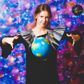 Līgo iesvētības. Pilnīgs kosmoss. - Ar lidojumam labvēlīgu laiku ir pacēlies Līgo iesvētību kosmosa kuģis un uzņemti jaunie Līgo biedri.
Pirmo reizi Jānis Purviņš pasniedza ceļojošās balvas - dzīvības koka auseklīšus - četrās nominācijās:

> Labākā dejotāja Agnese Ļebedina
> Labākais dejotājs Andis Lagzdiņš
> Gada pārsteigums Roberts Zvīdris
> Līgo dvēsele Dārta Apsīte