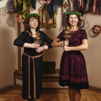 Līgo Ziemas Balle 2017 - Decembra beigās visi "Līgo" sastāvi sanāca kopā, lai kopīgi ieskandinātu Ziemas balli un svinētu dzīvi! 
Satikšanās prieks, skanīgas dziesmas un elpu aizraujošas dejas.