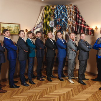 Līgo Ziemas Balle 2017 - Decembra beigās visi "Līgo" sastāvi sanāca kopā, lai kopīgi ieskandinātu Ziemas balli un svinētu dzīvi! 
Satikšanās prieks, skanīgas dziesmas un elpu aizraujošas dejas.