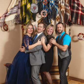 Līgo Ziemas Balle 2017 - Decembra beigās visi "Līgo" sastāvi sanāca kopā, lai kopīgi ieskandinātu Ziemas balli un svinētu dzīvi! 
Satikšanās prieks, skanīgas dziesmas un elpu aizraujošas dejas.