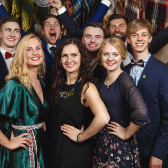 Līgo Ziemas Balle 2017 - Decembra beigās visi "Līgo" sastāvi sanāca kopā, lai kopīgi ieskandinātu Ziemas balli un svinētu dzīvi! 
Satikšanās prieks, skanīgas dziesmas un elpu aizraujošas dejas.