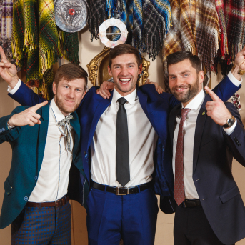 Līgo Ziemas Balle 2017 - Decembra beigās visi "Līgo" sastāvi sanāca kopā, lai kopīgi ieskandinātu Ziemas balli un svinētu dzīvi! 
Satikšanās prieks, skanīgas dziesmas un elpu aizraujošas dejas.