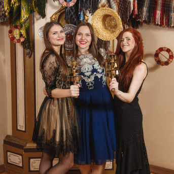 Līgo Ziemas Balle 2017 - Decembra beigās visi "Līgo" sastāvi sanāca kopā, lai kopīgi ieskandinātu Ziemas balli un svinētu dzīvi! 
Satikšanās prieks, skanīgas dziesmas un elpu aizraujošas dejas.