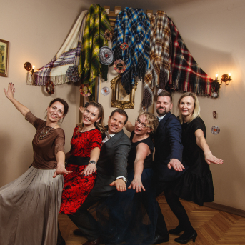 Līgo Ziemas Balle 2017 - Decembra beigās visi "Līgo" sastāvi sanāca kopā, lai kopīgi ieskandinātu Ziemas balli un svinētu dzīvi! 
Satikšanās prieks, skanīgas dziesmas un elpu aizraujošas dejas.