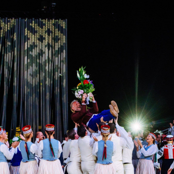 VĒL SIMTS GADU DEJAI - 