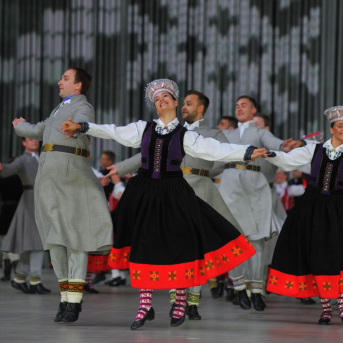 VĒL SIMTS GADU DEJAI - 