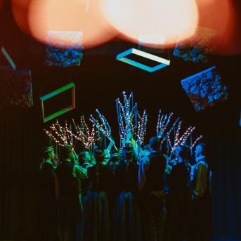 Ziemas saulgrieži 2022 - Zem mirdzošas zvaigžņu segas mīt miers, baltā villainē tērpies.
Sirds siltuma piepildītus svētkus.✨
Kaladū!❄️