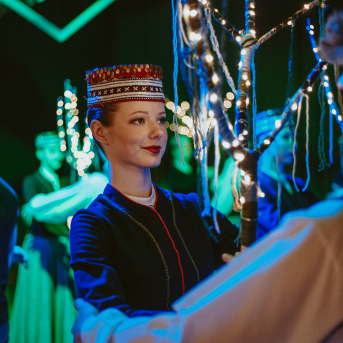 Ziemas saulgrieži 2022 - Zem mirdzošas zvaigžņu segas mīt miers, baltā villainē tērpies.
Sirds siltuma piepildītus svētkus.✨
Kaladū!❄️