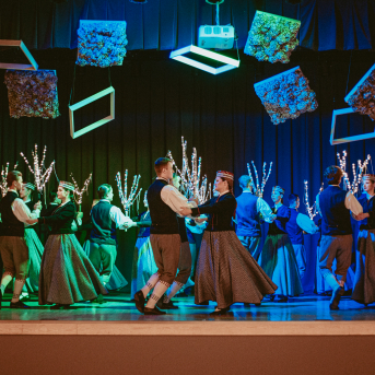 Ziemas saulgrieži 2022 - Zem mirdzošas zvaigžņu segas mīt miers, baltā villainē tērpies.
Sirds siltuma piepildītus svētkus.✨
Kaladū!❄️