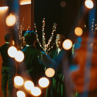 Ziemas saulgrieži 2022 - Zem mirdzošas zvaigžņu segas mīt miers, baltā villainē tērpies.
Sirds siltuma piepildītus svētkus.✨
Kaladū!❄️