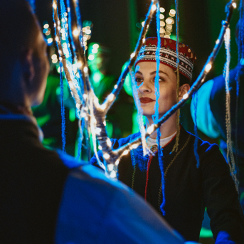 Ziemas saulgrieži 2022 - Zem mirdzošas zvaigžņu segas mīt miers, baltā villainē tērpies.
Sirds siltuma piepildītus svētkus.✨
Kaladū!❄️