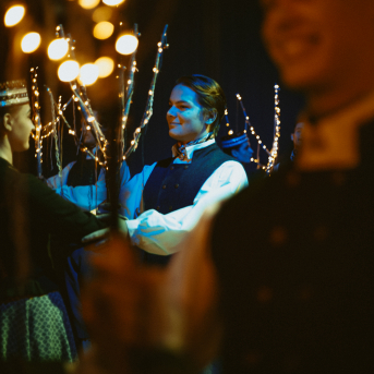 Ziemas saulgrieži 2022 - Zem mirdzošas zvaigžņu segas mīt miers, baltā villainē tērpies.
Sirds siltuma piepildītus svētkus.✨
Kaladū!❄️