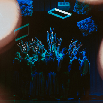 Ziemas saulgrieži 2022 - Zem mirdzošas zvaigžņu segas mīt miers, baltā villainē tērpies.
Sirds siltuma piepildītus svētkus.✨
Kaladū!❄️