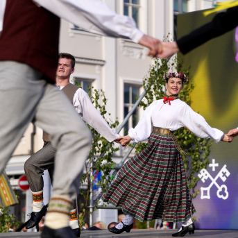 RKTMC “Mazā ģilde” deju kolektīvu lielkoncerts “Vidusvasaras dzīvestības” - 