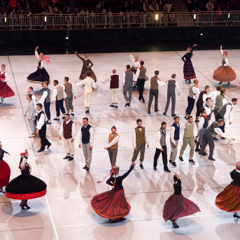 Latviešu skatuviskās dejas lielkoncerts "Balts" - Baltas ietrīsas mūsu sirdis no visa tā skaistuma, kas piedzīvots. Mums kopā, svinot latvietību, izdevies radīt neaizmirstamus Svētkus. Jo svētki esam mēs paši un cilvēki mums apkārt. Foto: Ilmārs Znotiņš, Jānis Pipars un Jānis Romanovskis (Latvijas Nacionālā kultūras centra arhīvs) un LETA fotogrāfi