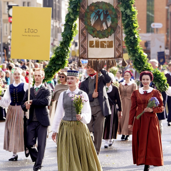 SVĒTKU DALĪBNIEKU GĀJIENS “NOVADU DIŽOŠANĀS” - Baltas ietrīsas mūsu sirdis no visa tā skaistuma, kas piedzīvots.
Mums kopā, svinot latvietību, izdevies radīt neaizmirstamus Svētkus. Jo svētki esam mēs paši un cilvēki mums apkārt.

Foto: 
Kārlis Miksons - Latvijas Televīzija  un Kristaps Neiberts
