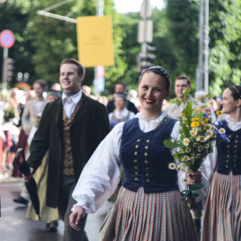 SVĒTKU DALĪBNIEKU GĀJIENS “NOVADU DIŽOŠANĀS” - Baltas ietrīsas mūsu sirdis no visa tā skaistuma, kas piedzīvots.
Mums kopā, svinot latvietību, izdevies radīt neaizmirstamus Svētkus. Jo svētki esam mēs paši un cilvēki mums apkārt.

Foto: 
Kārlis Miksons - Latvijas Televīzija  un Kristaps Neiberts
