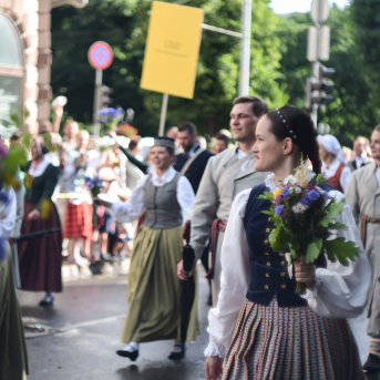 SVĒTKU DALĪBNIEKU GĀJIENS “NOVADU DIŽOŠANĀS” - Baltas ietrīsas mūsu sirdis no visa tā skaistuma, kas piedzīvots.
Mums kopā, svinot latvietību, izdevies radīt neaizmirstamus Svētkus. Jo svētki esam mēs paši un cilvēki mums apkārt.

Foto: 
Kārlis Miksons - Latvijas Televīzija  un Kristaps Neiberts
