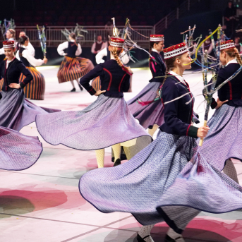 Latviešu skatuviskās dejas lielkoncerts "Balts" - Baltas ietrīsas mūsu sirdis no visa tā skaistuma, kas piedzīvots. Mums kopā, svinot latvietību, izdevies radīt neaizmirstamus Svētkus. Jo svētki esam mēs paši un cilvēki mums apkārt. Foto: Ilmārs Znotiņš, Jānis Pipars un Jānis Romanovskis (Latvijas Nacionālā kultūras centra arhīvs) un LETA fotogrāfi