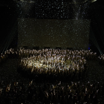 Latviešu skatuviskās dejas lielkoncerts "Balts" - Baltas ietrīsas mūsu sirdis no visa tā skaistuma, kas piedzīvots. Mums kopā, svinot latvietību, izdevies radīt neaizmirstamus Svētkus. Jo svētki esam mēs paši un cilvēki mums apkārt. Foto: Ilmārs Znotiņš, Jānis Pipars un Jānis Romanovskis (Latvijas Nacionālā kultūras centra arhīvs) un LETA fotogrāfi