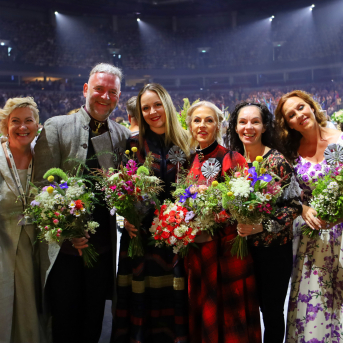 Latviešu skatuviskās dejas lielkoncerts "Balts" - Baltas ietrīsas mūsu sirdis no visa tā skaistuma, kas piedzīvots. Mums kopā, svinot latvietību, izdevies radīt neaizmirstamus Svētkus. Jo svētki esam mēs paši un cilvēki mums apkārt. Foto: Ilmārs Znotiņš, Jānis Pipars un Jānis Romanovskis (Latvijas Nacionālā kultūras centra arhīvs) un LETA fotogrāfi