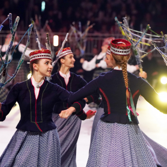 Latviešu skatuviskās dejas lielkoncerts "Balts" - Baltas ietrīsas mūsu sirdis no visa tā skaistuma, kas piedzīvots. Mums kopā, svinot latvietību, izdevies radīt neaizmirstamus Svētkus. Jo svētki esam mēs paši un cilvēki mums apkārt. Foto: Ilmārs Znotiņš, Jānis Pipars un Jānis Romanovskis (Latvijas Nacionālā kultūras centra arhīvs) un LETA fotogrāfi