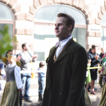 SVĒTKU DALĪBNIEKU GĀJIENS “NOVADU DIŽOŠANĀS” - Baltas ietrīsas mūsu sirdis no visa tā skaistuma, kas piedzīvots.
Mums kopā, svinot latvietību, izdevies radīt neaizmirstamus Svētkus. Jo svētki esam mēs paši un cilvēki mums apkārt.

Foto: 
Kārlis Miksons - Latvijas Televīzija  un Kristaps Neiberts
