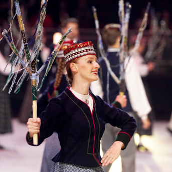 Latviešu skatuviskās dejas lielkoncerts "Balts" - Baltas ietrīsas mūsu sirdis no visa tā skaistuma, kas piedzīvots. Mums kopā, svinot latvietību, izdevies radīt neaizmirstamus Svētkus. Jo svētki esam mēs paši un cilvēki mums apkārt. Foto: Ilmārs Znotiņš, Jānis Pipars un Jānis Romanovskis (Latvijas Nacionālā kultūras centra arhīvs) un LETA fotogrāfi