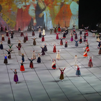 Latviešu skatuviskās dejas lielkoncerts "Balts" - Baltas ietrīsas mūsu sirdis no visa tā skaistuma, kas piedzīvots. Mums kopā, svinot latvietību, izdevies radīt neaizmirstamus Svētkus. Jo svētki esam mēs paši un cilvēki mums apkārt. Foto: Ilmārs Znotiņš, Jānis Pipars un Jānis Romanovskis (Latvijas Nacionālā kultūras centra arhīvs) un LETA fotogrāfi