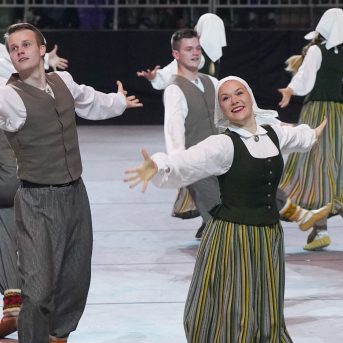 Latviešu skatuviskās dejas lielkoncerts "Balts" - Baltas ietrīsas mūsu sirdis no visa tā skaistuma, kas piedzīvots. Mums kopā, svinot latvietību, izdevies radīt neaizmirstamus Svētkus. Jo svētki esam mēs paši un cilvēki mums apkārt. Foto: Ilmārs Znotiņš, Jānis Pipars un Jānis Romanovskis (Latvijas Nacionālā kultūras centra arhīvs) un LETA fotogrāfi