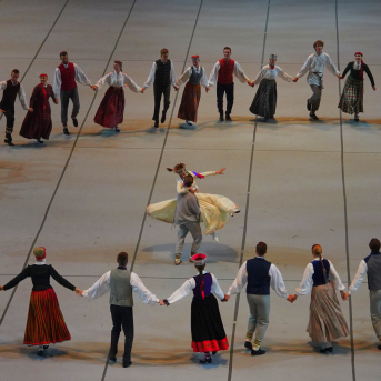 Latviešu skatuviskās dejas lielkoncerts "Balts" - Baltas ietrīsas mūsu sirdis no visa tā skaistuma, kas piedzīvots. Mums kopā, svinot latvietību, izdevies radīt neaizmirstamus Svētkus. Jo svētki esam mēs paši un cilvēki mums apkārt. Foto: Ilmārs Znotiņš, Jānis Pipars un Jānis Romanovskis (Latvijas Nacionālā kultūras centra arhīvs) un LETA fotogrāfi