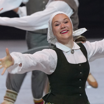 Latviešu skatuviskās dejas lielkoncerts "Balts" - Baltas ietrīsas mūsu sirdis no visa tā skaistuma, kas piedzīvots. Mums kopā, svinot latvietību, izdevies radīt neaizmirstamus Svētkus. Jo svētki esam mēs paši un cilvēki mums apkārt. Foto: Ilmārs Znotiņš, Jānis Pipars un Jānis Romanovskis (Latvijas Nacionālā kultūras centra arhīvs) un LETA fotogrāfi