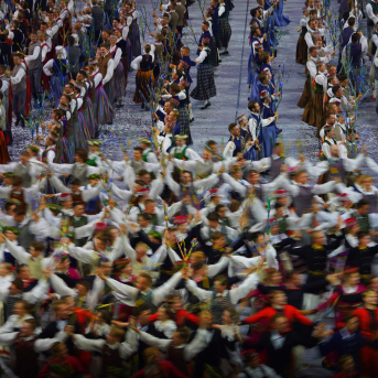 Latviešu skatuviskās dejas lielkoncerts "Balts" - Baltas ietrīsas mūsu sirdis no visa tā skaistuma, kas piedzīvots. Mums kopā, svinot latvietību, izdevies radīt neaizmirstamus Svētkus. Jo svētki esam mēs paši un cilvēki mums apkārt. Foto: Ilmārs Znotiņš, Jānis Pipars un Jānis Romanovskis (Latvijas Nacionālā kultūras centra arhīvs) un LETA fotogrāfi