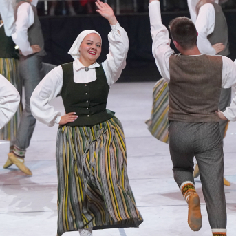 Latviešu skatuviskās dejas lielkoncerts "Balts" - Baltas ietrīsas mūsu sirdis no visa tā skaistuma, kas piedzīvots. Mums kopā, svinot latvietību, izdevies radīt neaizmirstamus Svētkus. Jo svētki esam mēs paši un cilvēki mums apkārt. Foto: Ilmārs Znotiņš, Jānis Pipars un Jānis Romanovskis (Latvijas Nacionālā kultūras centra arhīvs) un LETA fotogrāfi