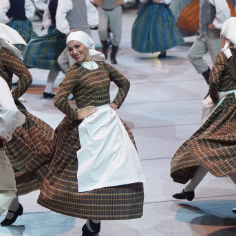 Latviešu skatuviskās dejas lielkoncerts "Balts" - Baltas ietrīsas mūsu sirdis no visa tā skaistuma, kas piedzīvots. Mums kopā, svinot latvietību, izdevies radīt neaizmirstamus Svētkus. Jo svētki esam mēs paši un cilvēki mums apkārt. Foto: Ilmārs Znotiņš, Jānis Pipars un Jānis Romanovskis (Latvijas Nacionālā kultūras centra arhīvs) un LETA fotogrāfi