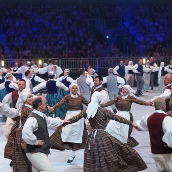 Latviešu skatuviskās dejas lielkoncerts "Balts" - Baltas ietrīsas mūsu sirdis no visa tā skaistuma, kas piedzīvots. Mums kopā, svinot latvietību, izdevies radīt neaizmirstamus Svētkus. Jo svētki esam mēs paši un cilvēki mums apkārt. Foto: Ilmārs Znotiņš, Jānis Pipars un Jānis Romanovskis (Latvijas Nacionālā kultūras centra arhīvs) un LETA fotogrāfi