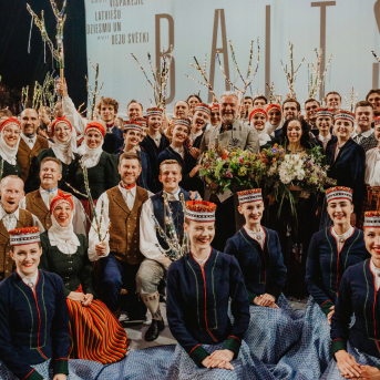 Latviešu skatuviskās dejas lielkoncerts "Balts" - Baltas ietrīsas mūsu sirdis no visa tā skaistuma, kas piedzīvots. Mums kopā, svinot latvietību, izdevies radīt neaizmirstamus Svētkus. Jo svētki esam mēs paši un cilvēki mums apkārt. Foto: Ilmārs Znotiņš, Jānis Pipars un Jānis Romanovskis (Latvijas Nacionālā kultūras centra arhīvs) un LETA fotogrāfi