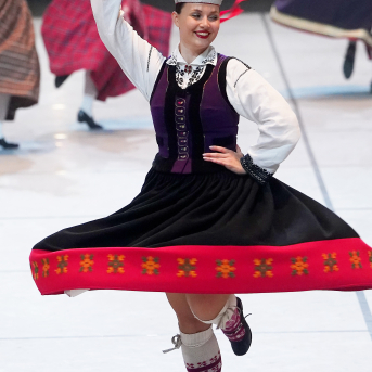 Latviešu skatuviskās dejas lielkoncerts "Balts" - Baltas ietrīsas mūsu sirdis no visa tā skaistuma, kas piedzīvots. Mums kopā, svinot latvietību, izdevies radīt neaizmirstamus Svētkus. Jo svētki esam mēs paši un cilvēki mums apkārt. Foto: Ilmārs Znotiņš, Jānis Pipars un Jānis Romanovskis (Latvijas Nacionālā kultūras centra arhīvs) un LETA fotogrāfi