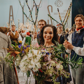 Latviešu skatuviskās dejas lielkoncerts "Balts" - Baltas ietrīsas mūsu sirdis no visa tā skaistuma, kas piedzīvots. Mums kopā, svinot latvietību, izdevies radīt neaizmirstamus Svētkus. Jo svētki esam mēs paši un cilvēki mums apkārt. Foto: Ilmārs Znotiņš, Jānis Pipars un Jānis Romanovskis (Latvijas Nacionālā kultūras centra arhīvs) un LETA fotogrāfi