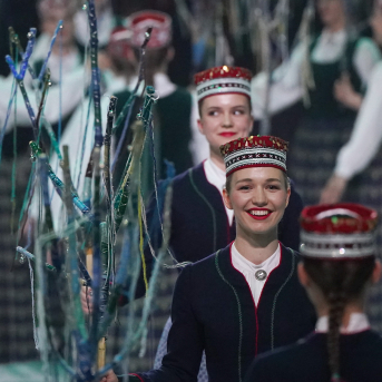 Latviešu skatuviskās dejas lielkoncerts "Balts" - Baltas ietrīsas mūsu sirdis no visa tā skaistuma, kas piedzīvots. Mums kopā, svinot latvietību, izdevies radīt neaizmirstamus Svētkus. Jo svētki esam mēs paši un cilvēki mums apkārt. Foto: Ilmārs Znotiņš, Jānis Pipars un Jānis Romanovskis (Latvijas Nacionālā kultūras centra arhīvs) un LETA fotogrāfi