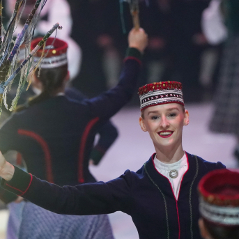 Latviešu skatuviskās dejas lielkoncerts "Balts" - Baltas ietrīsas mūsu sirdis no visa tā skaistuma, kas piedzīvots. Mums kopā, svinot latvietību, izdevies radīt neaizmirstamus Svētkus. Jo svētki esam mēs paši un cilvēki mums apkārt. Foto: Ilmārs Znotiņš, Jānis Pipars un Jānis Romanovskis (Latvijas Nacionālā kultūras centra arhīvs) un LETA fotogrāfi